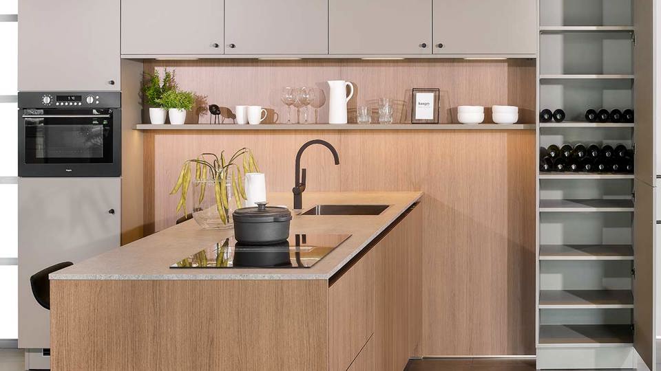 Modern schiereiland met kastenwand