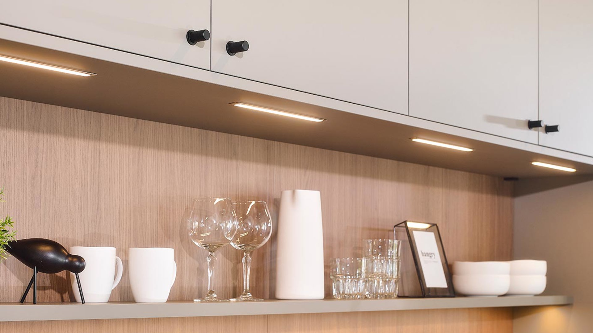 Modern schiereiland, wandplank accessoires