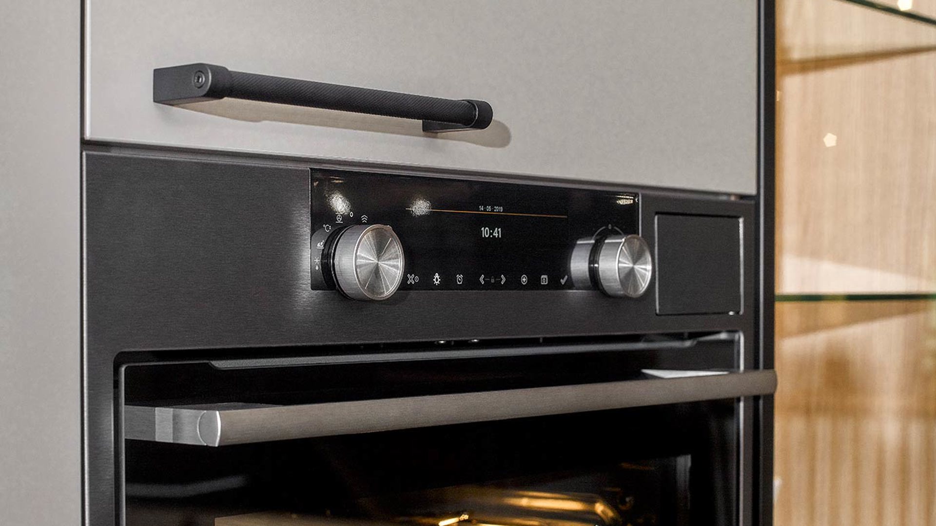 Chique keuken met eiland, oven en greep