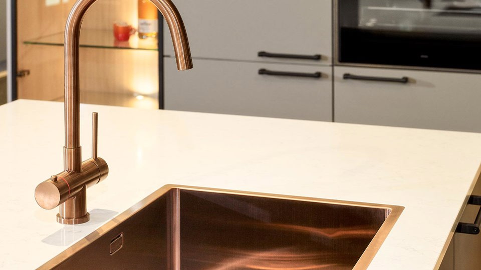 Chique keuken met eiland, kraan en spoelbak