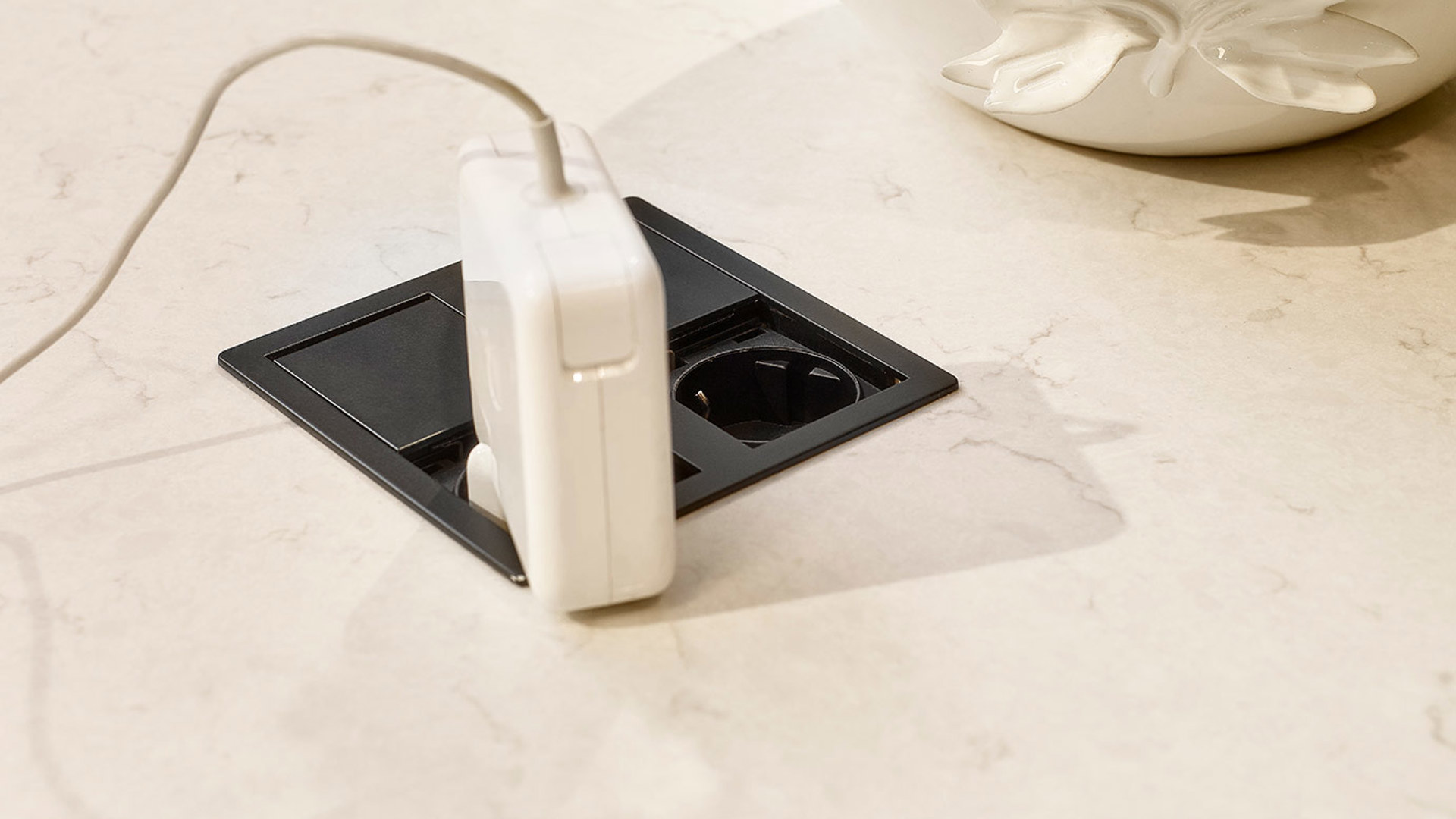 Chique keuken met eiland, stekkerdoos