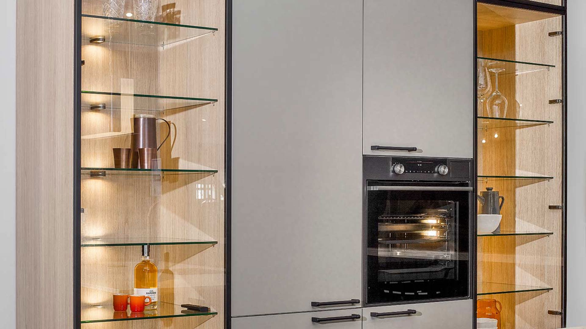 Chique keuken met eiland, kastenwand