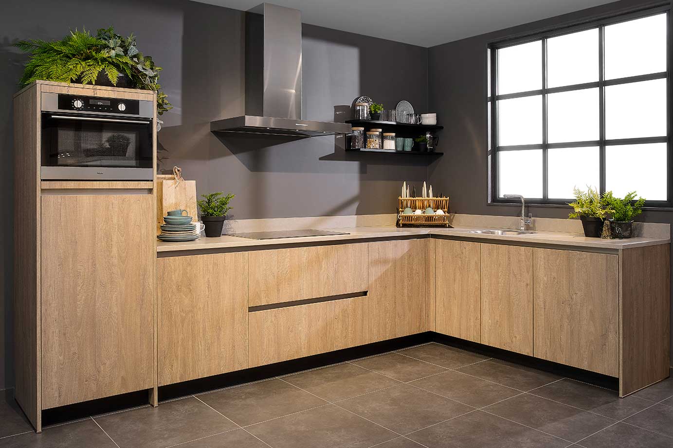 Greeploze houten hoekkeuken met houtlook fronten