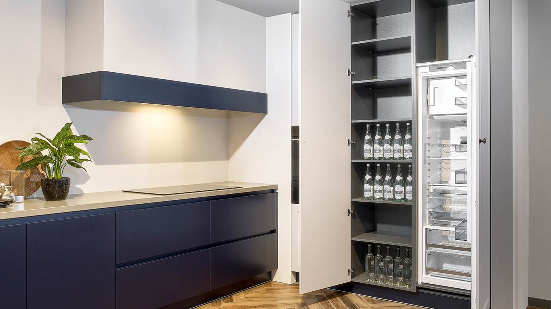 Modern landelijke keuken, kastenwand