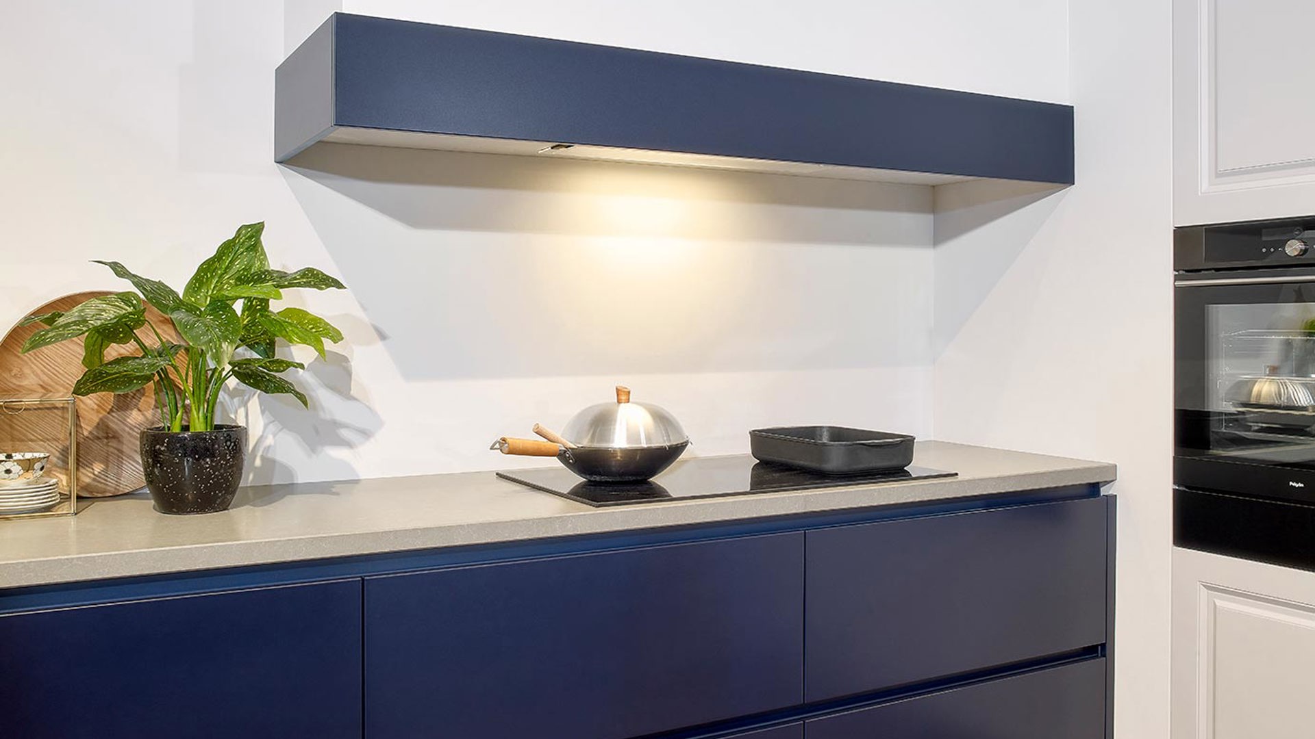 Modern landelijke keuken, inductiekookplaat en schouw met afzuigunit
