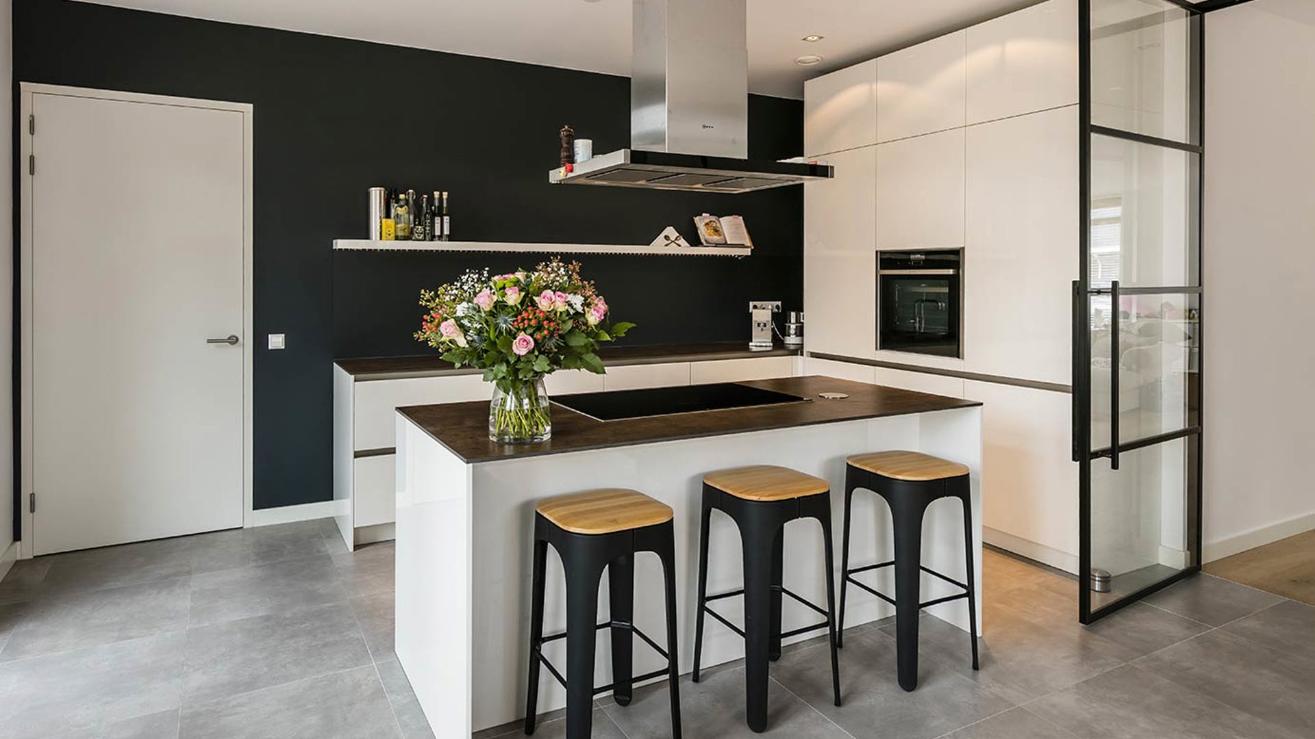 Witte keuken met kookeiland in moderne stijl