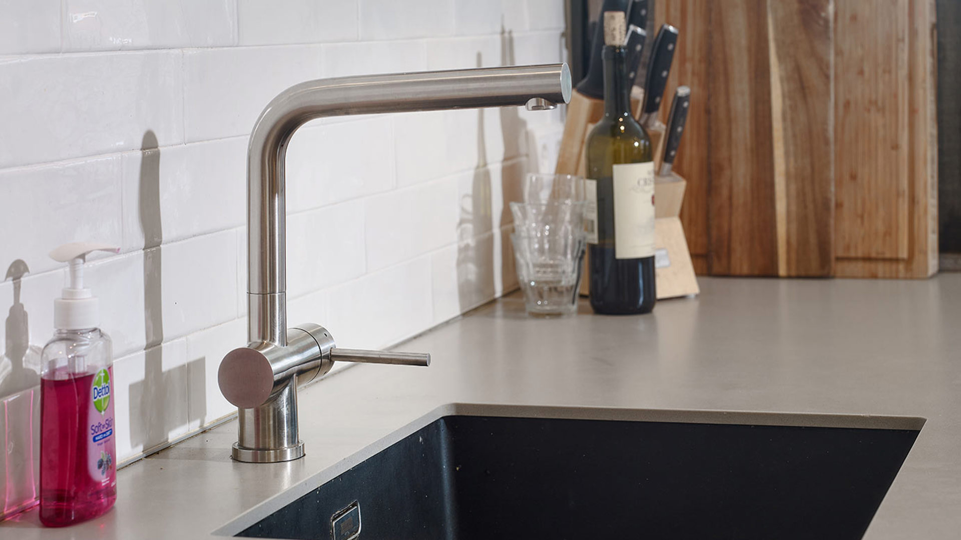 Houten moderne keuken Rotterdam, kraan en spoelbak