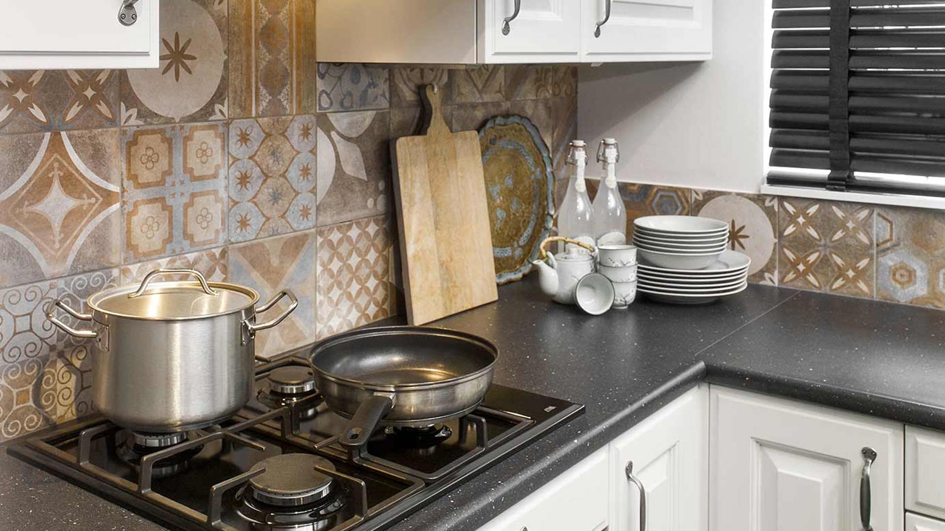 Witte klassieke hoekkeuken met modern patchwork achterwand