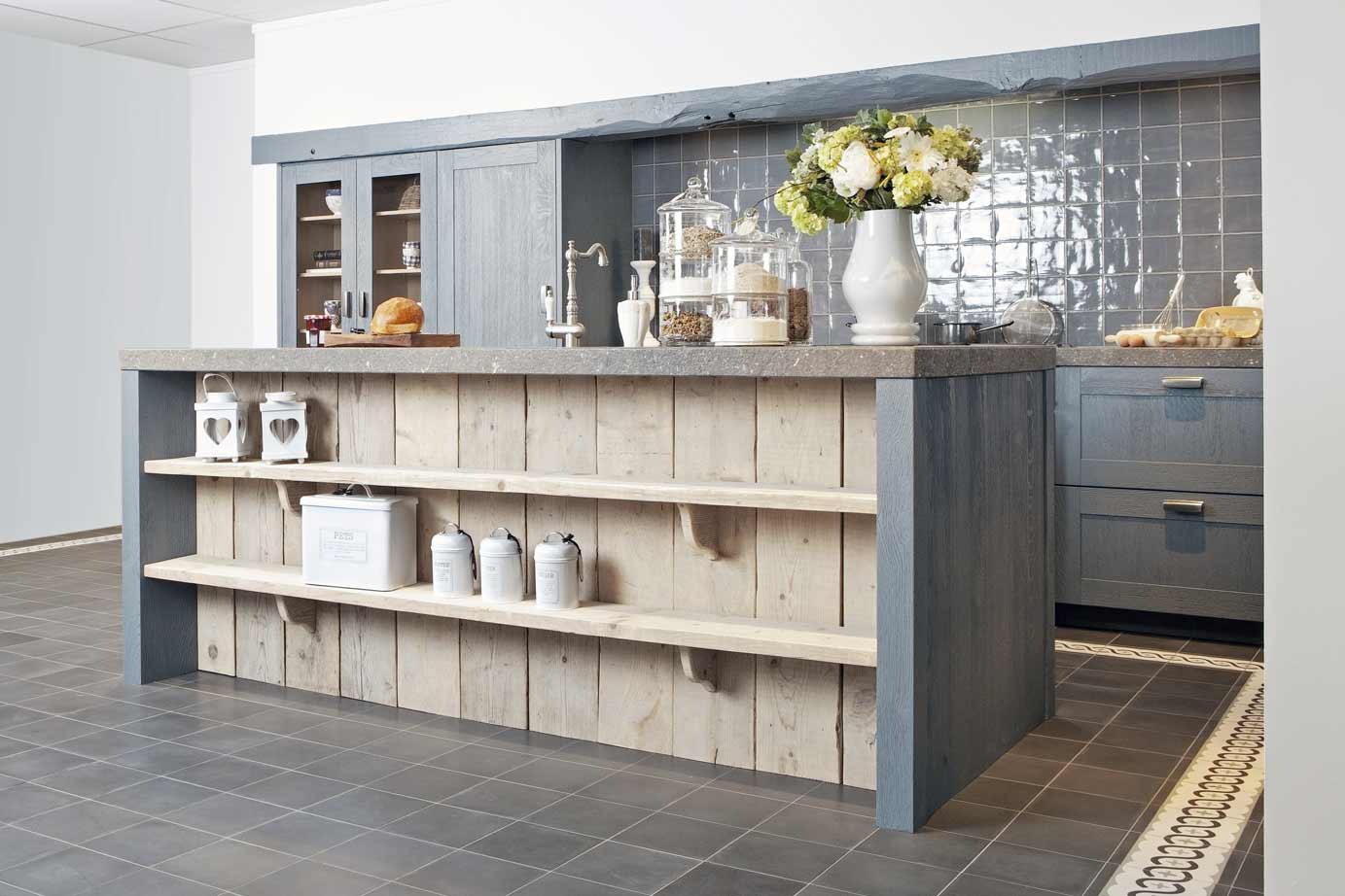 Klassieke keuken met eiland in de kleur blauw