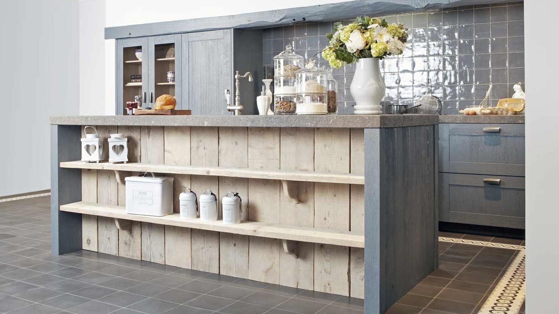 Klassieke keuken met eiland in de kleur blauw