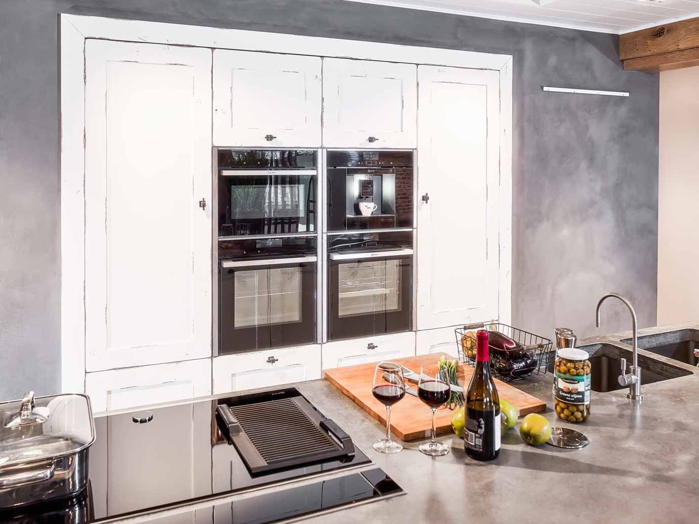 Klassieke keuken met kastenwand en kookeiland