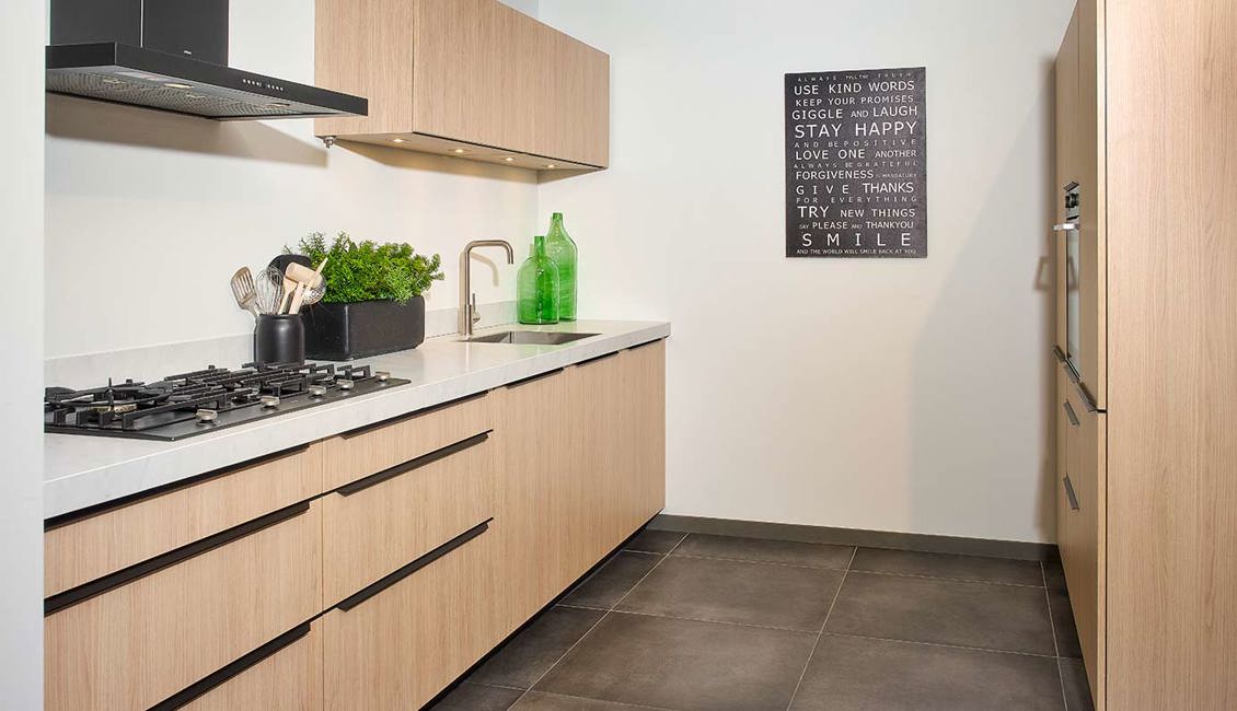 Parallelle houten keuken