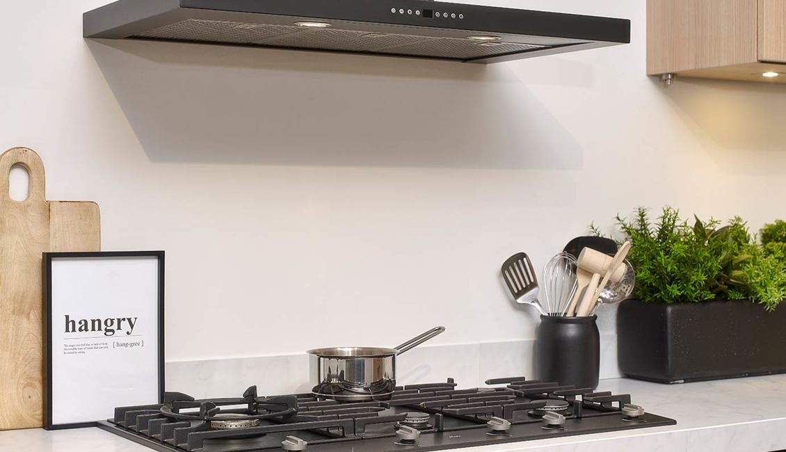 Parallelle houten keuken, kookplaat en afzuigkap