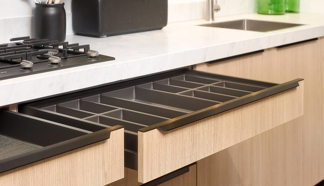 Parallelle houten keuken, besteklade