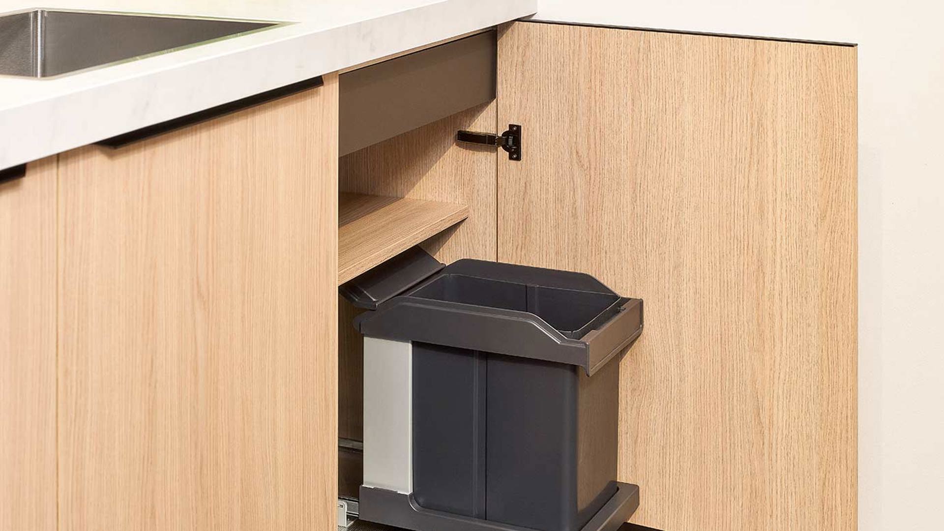 Parallelle houten keuken, afvalscheidingssysteem kast