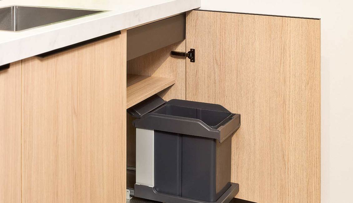 Parallelle houten keuken, afvalscheidingssysteem kast