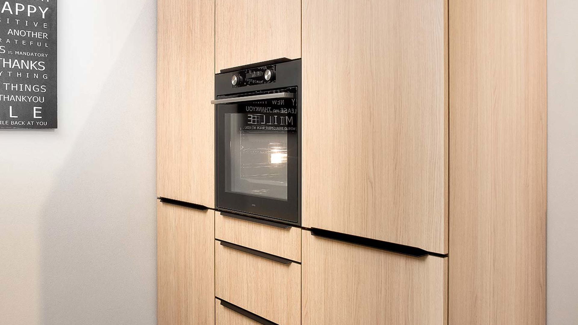 Parallelle houten keuken, kastenwand met oven