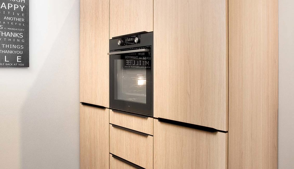 Parallelle houten keuken, kastenwand met oven