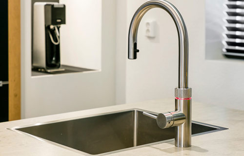 Zwarte keuken met eiland Hoogeveen, Quooker met spoelbak