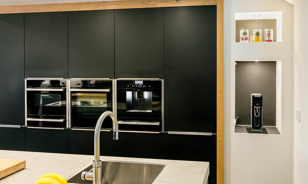 Zwarte keuken met eiland Hoogeveen, nis