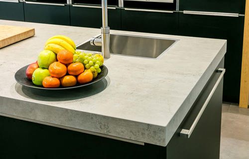 Zwarte keuken met eiland Hoogeveen, werkblad keramiek