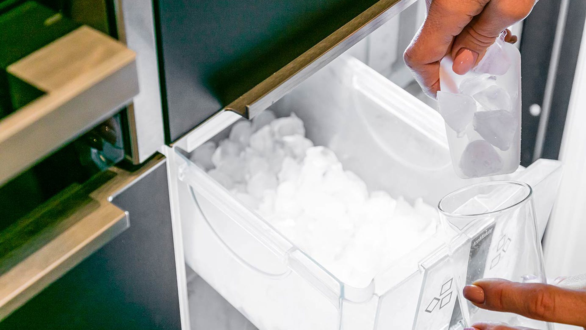 Zwarte keuken met eiland Hoogeveen, ijsblokjes