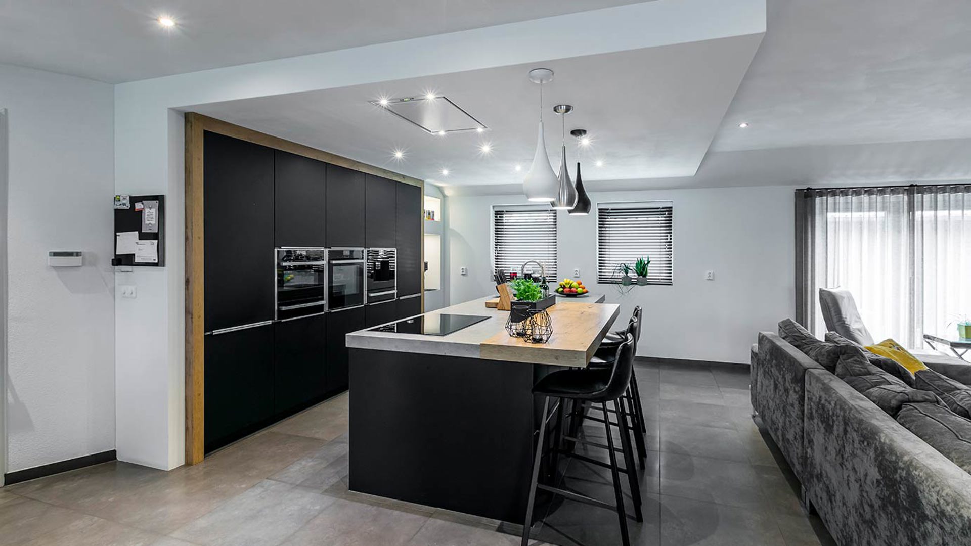 Zwarte keuken met eiland Hoogeveen