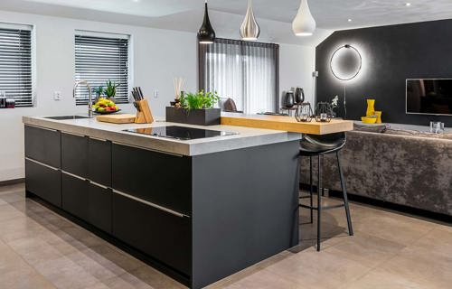 Zwarte keuken met eiland Hoogeveen