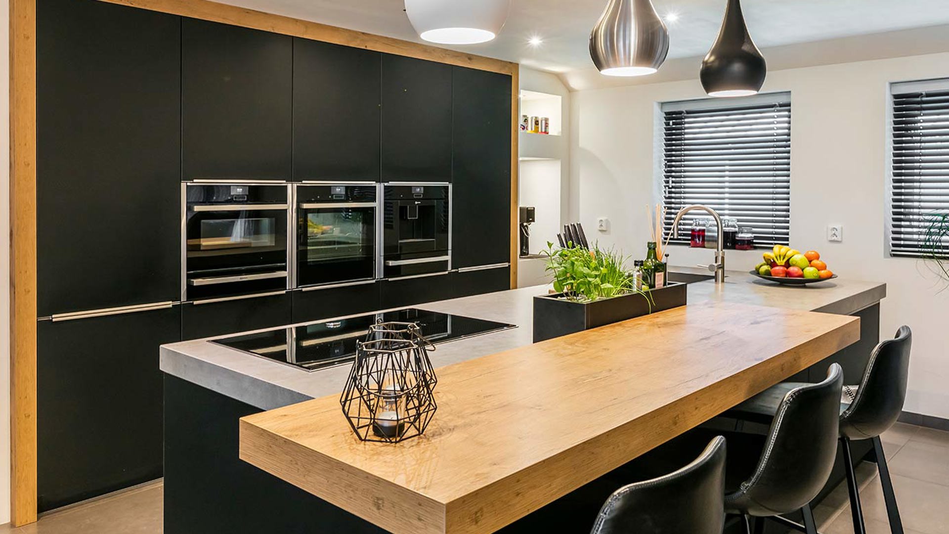 Zwarte keuken met eiland Hoogeveen