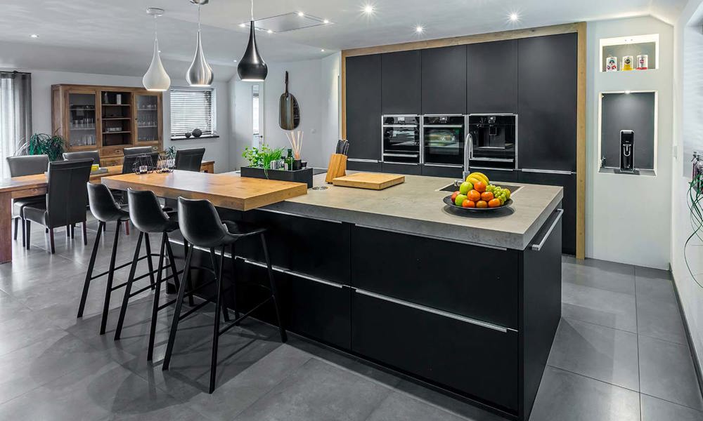 Zwarte keuken met eiland Hoogeveen