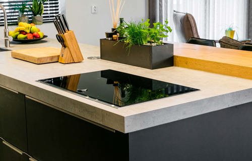 Zwarte keuken met eiland Hoogeveen, inductiekookplaat