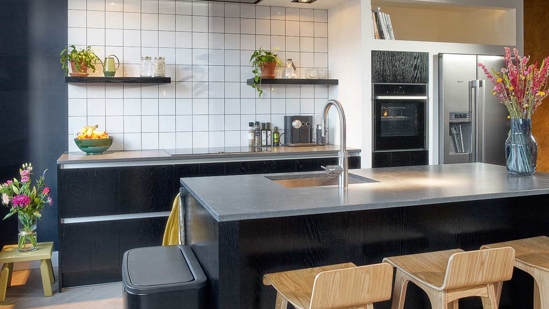 Woonkeuken zwart hout