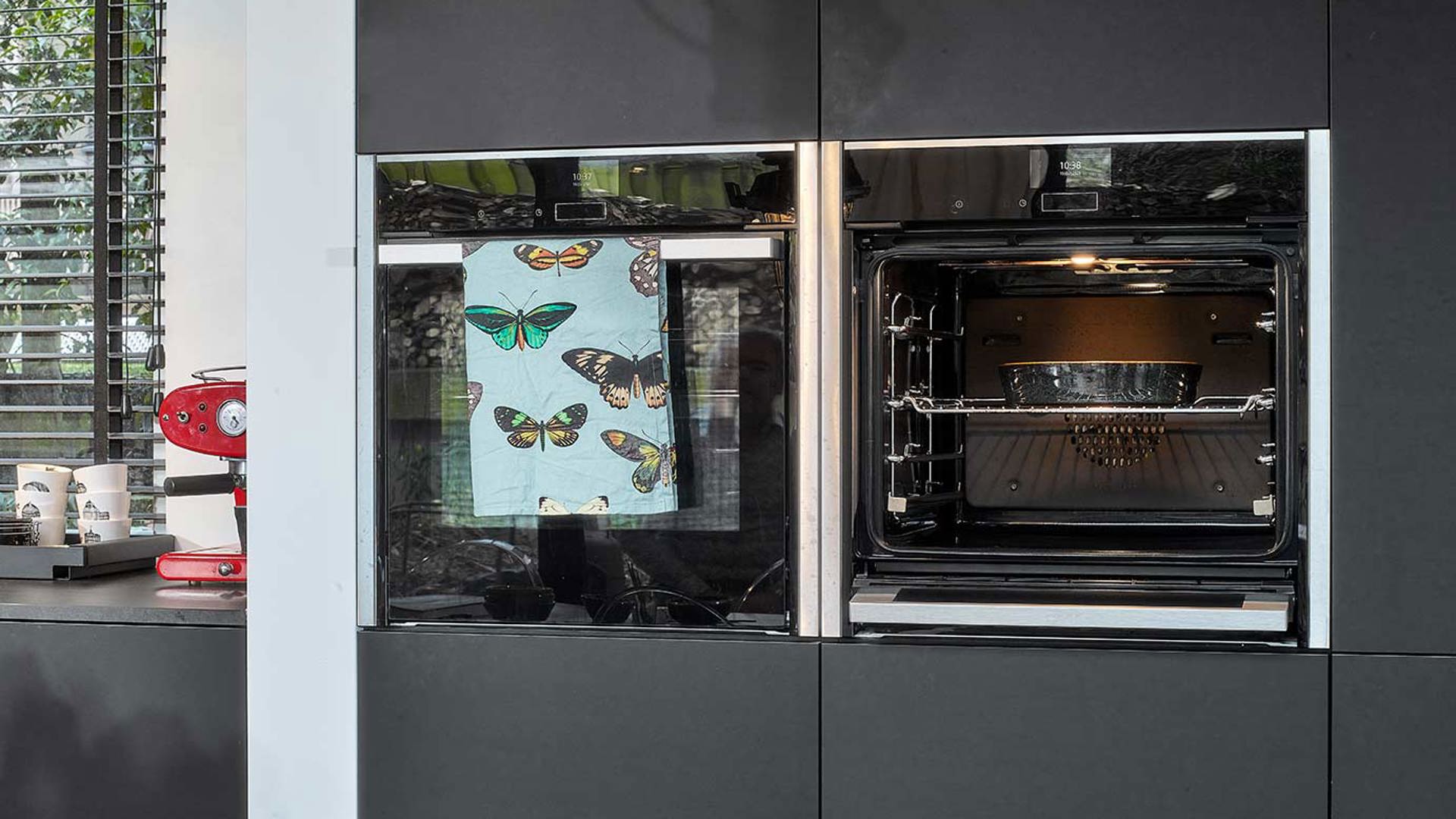 Mat zwarte keuken met eiland Utrecht, ovens