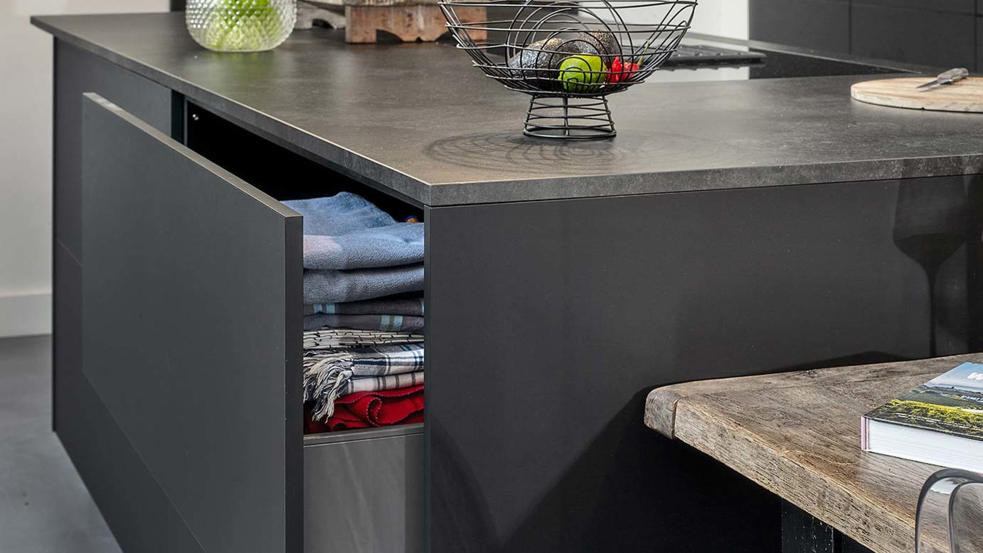 Mat zwarte keuken met eiland Utrecht, lade