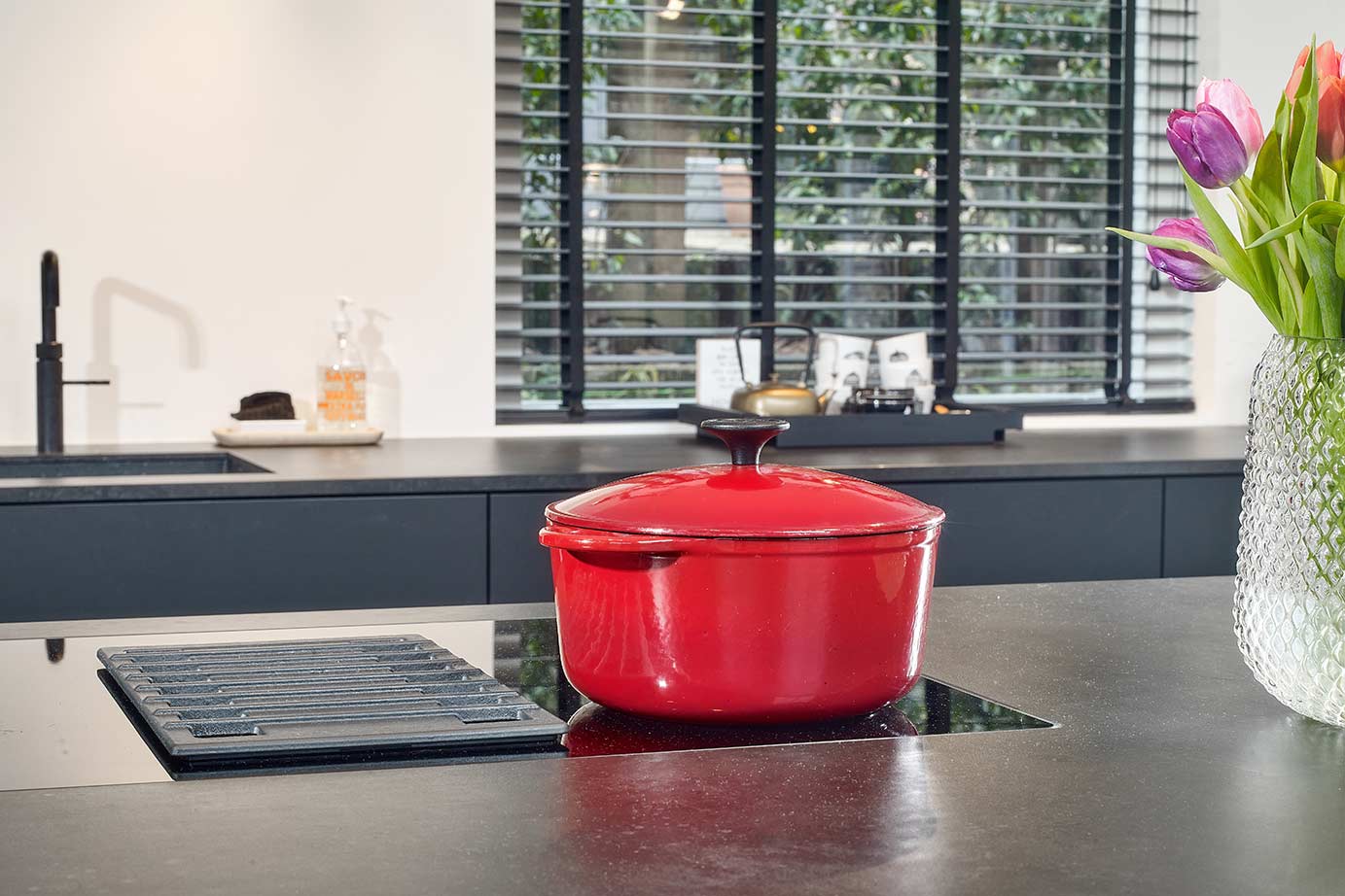 Mat zwarte keuken met eiland Utrecht, inductiekookplaat