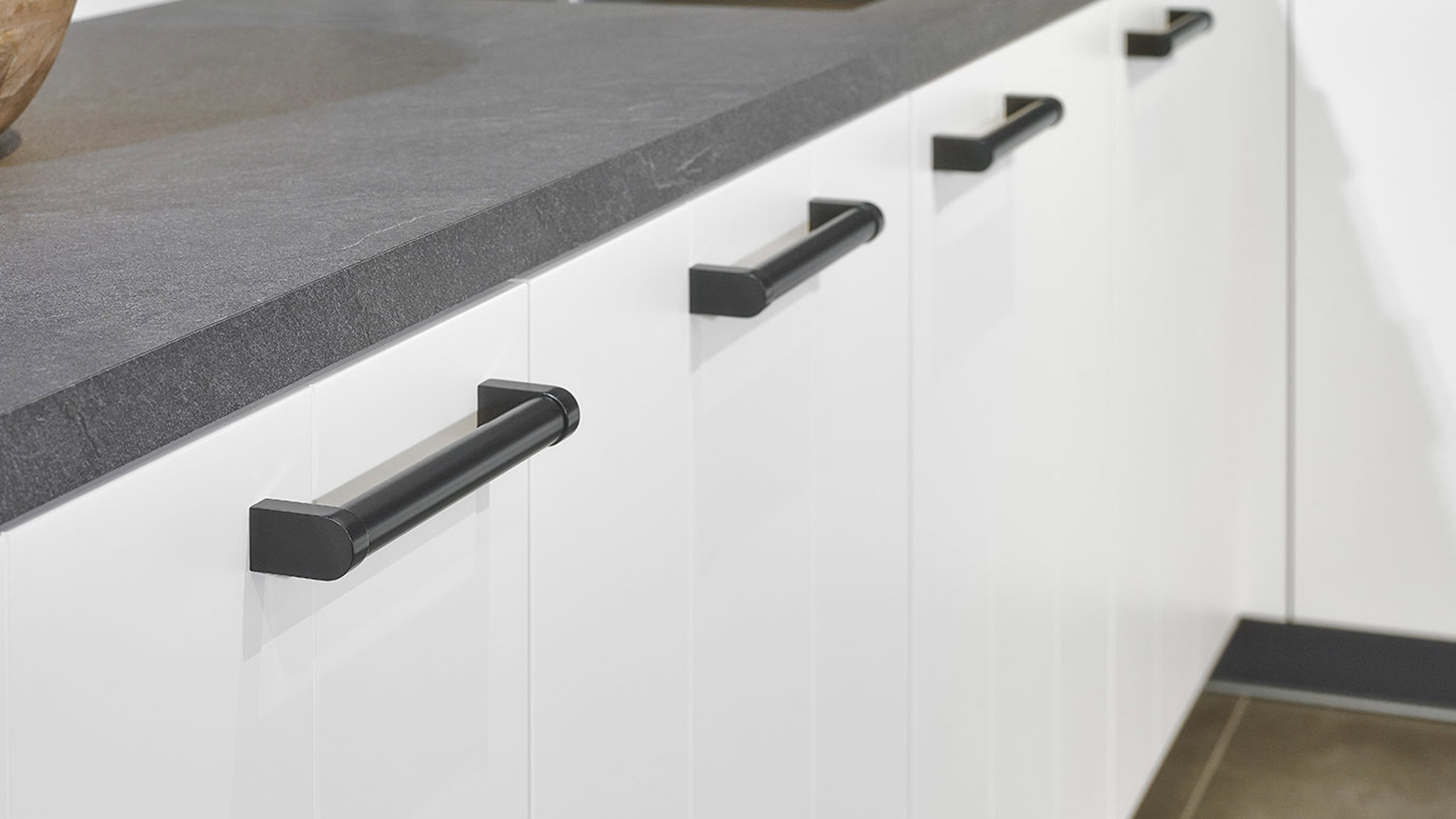 Landelijk moderne keuken, front, greep en kunststof werkblad