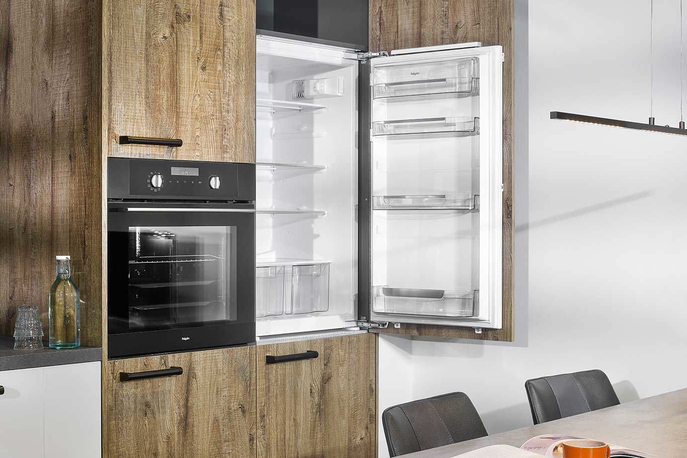 Landelijk moderne keuken, houten front en koelkast