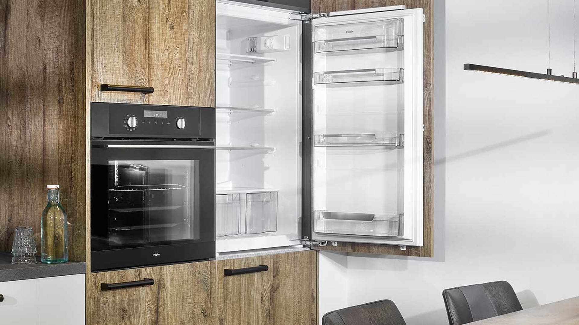 Landelijk moderne keuken, houten front en koelkast
