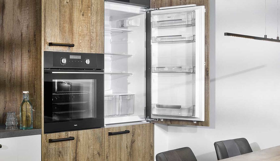 Landelijk moderne keuken, houten front en koelkast