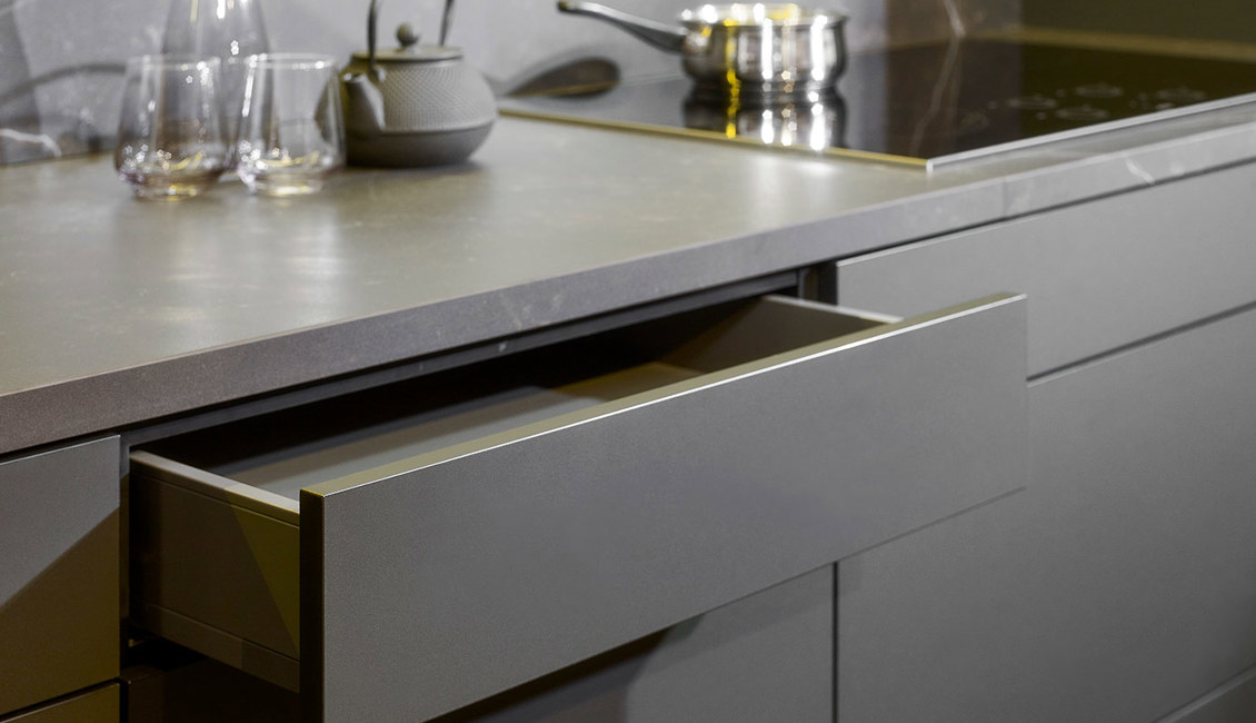 Design keuken met kastenwand, lade greeploos