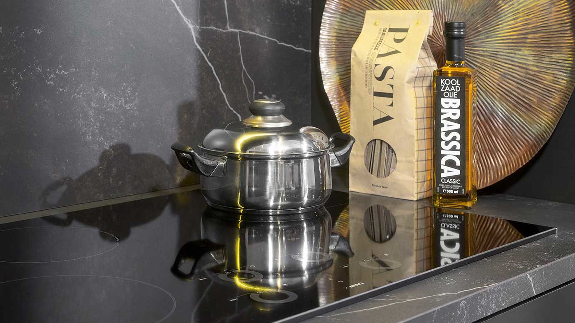 Design keuken met kastenwand, inductiekookplaat
