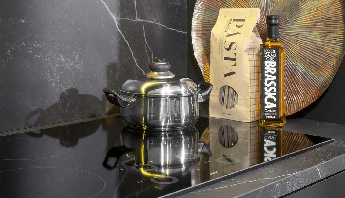 Design keuken met kastenwand, inductiekookplaat
