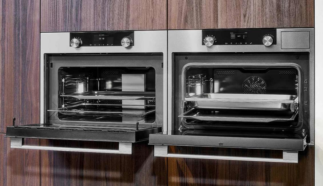 Design keuken met kastenwand, ovens