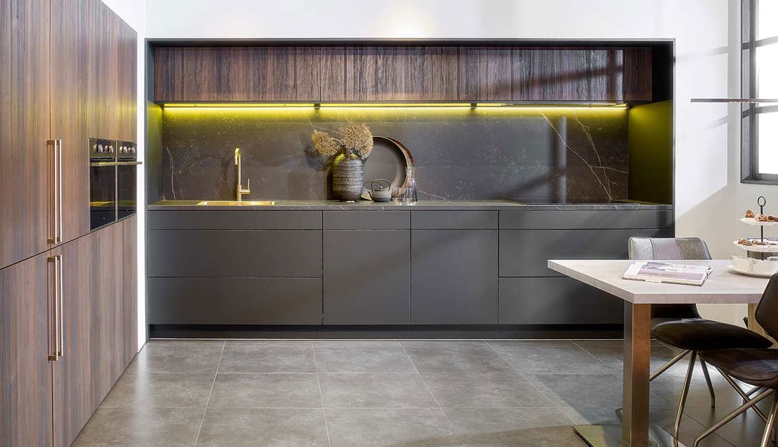 Design keuken met kastenwand, overzicht
