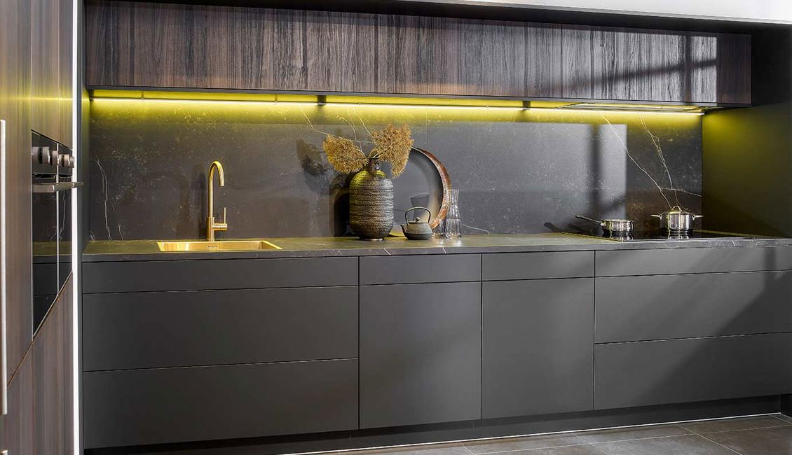 Design keuken met kastenwand, onderkasten en bovenkasten