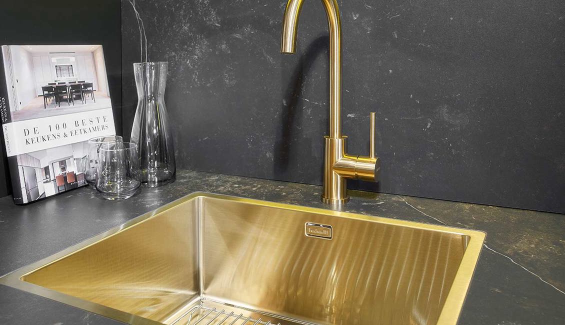 Design keuken met kastenwand, kraan en spoelbak goud