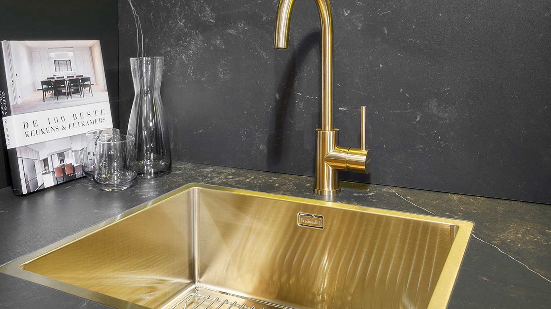 Design keuken met kastenwand, kraan en spoelbak goud