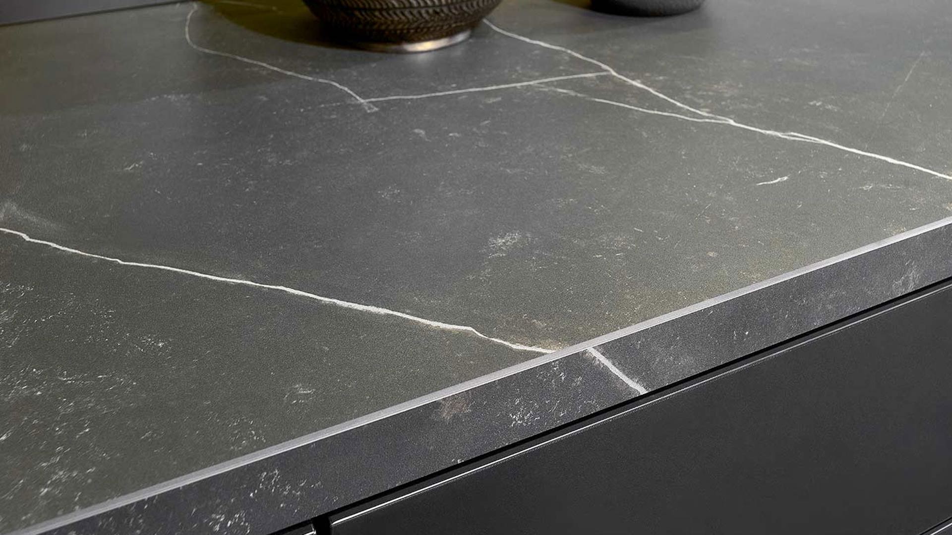 Design keuken met kastenwand, werkblad dekton