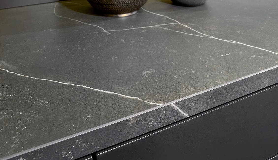 Design keuken met kastenwand, werkblad dekton