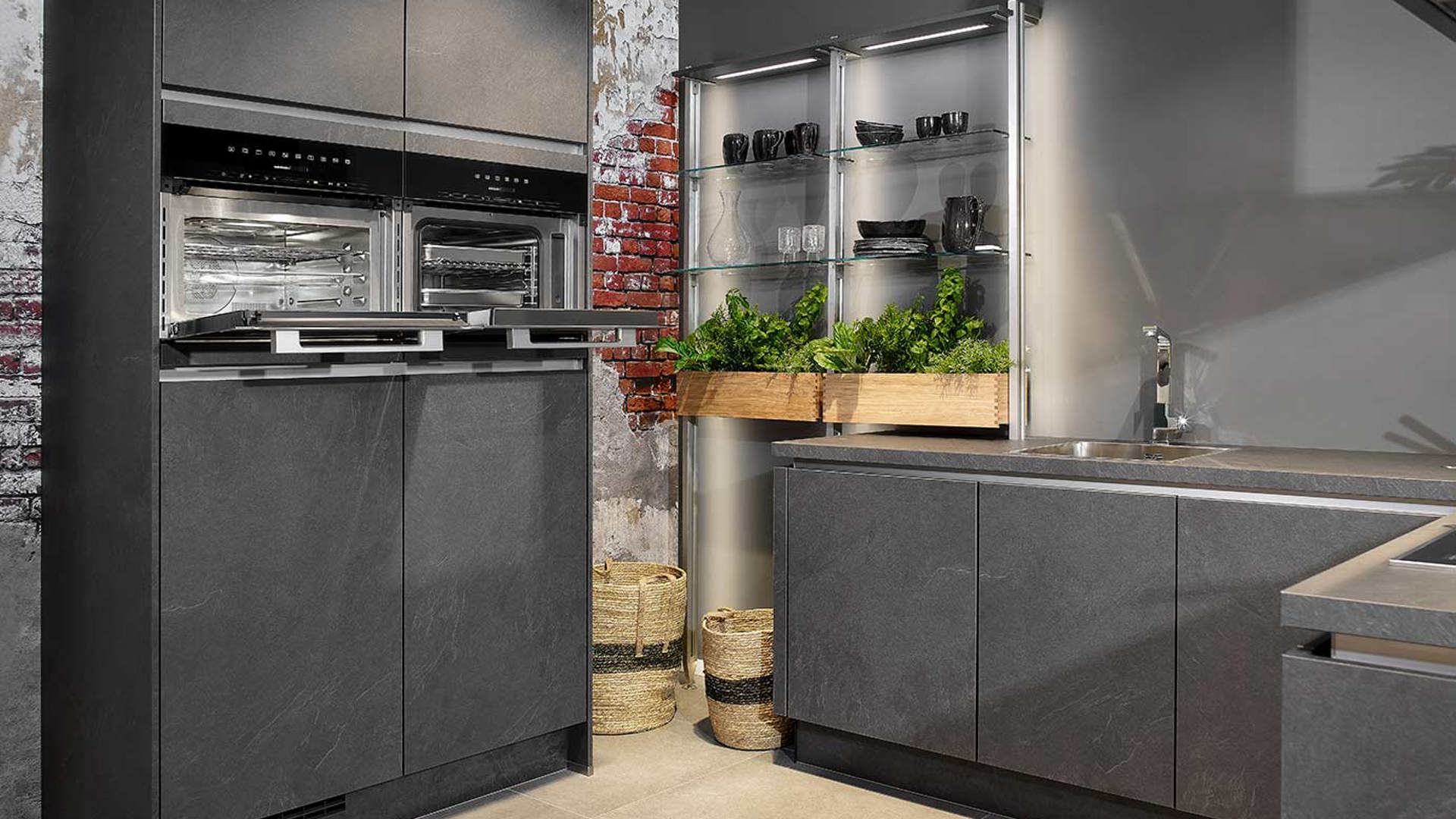 Compacte luxe keuken, kastenwand met ovens